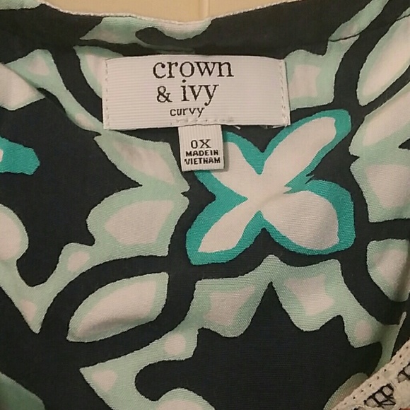 Crown & Ivy Curvy Floral Tank - Picture 3 of 6